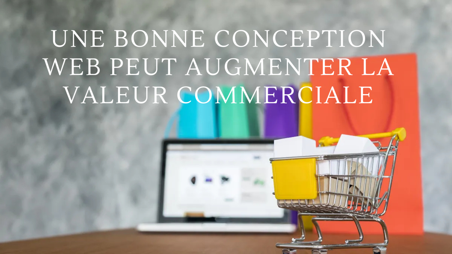 Caddie miniature rempli de colis devant un ordinateur affichant une boutique en ligne, illustrant la valeur commerciale d’un site web