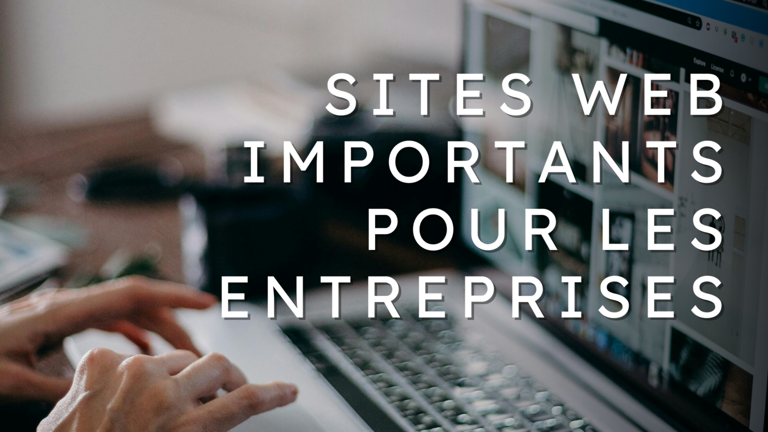Mains qui tapent sur un ordinateur