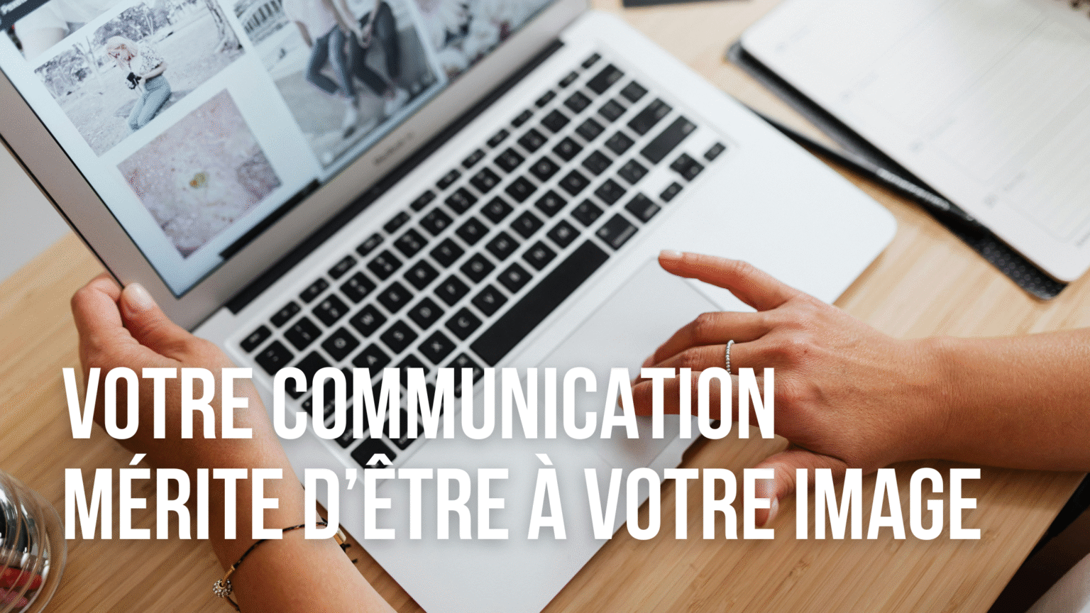 Personne travaillant sur un ordinateur portable dans un contexte de communication digitale