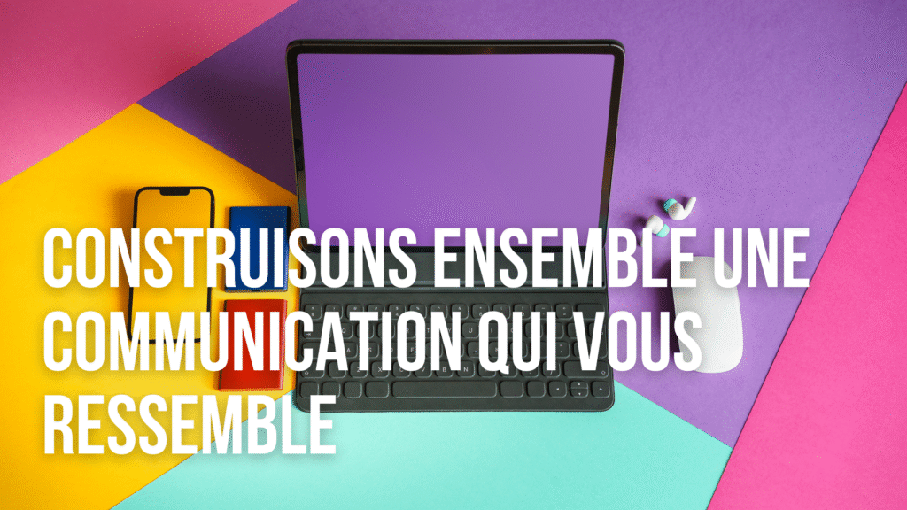 Ordinateur portable posé sur un fond coloré, illustrant la création d’une communication digitale personnalisée