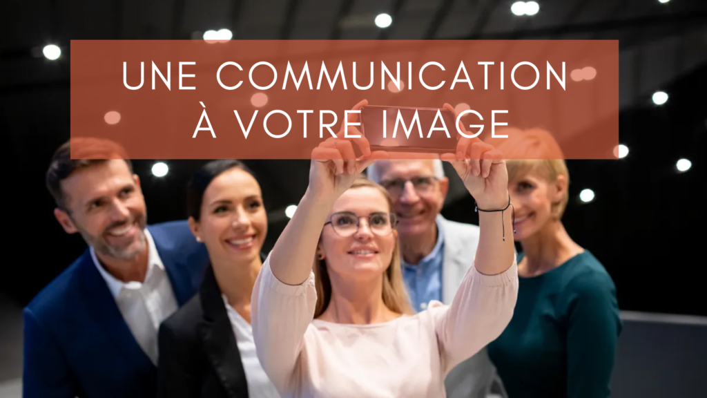 Groupe de personnes prenant un selfie ensemble lors d’un événement professionnel