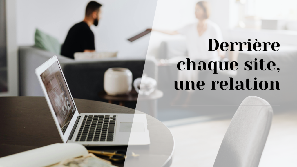 2 personnes qui discutent en arrière plan, et un ordinateur portable sur une table