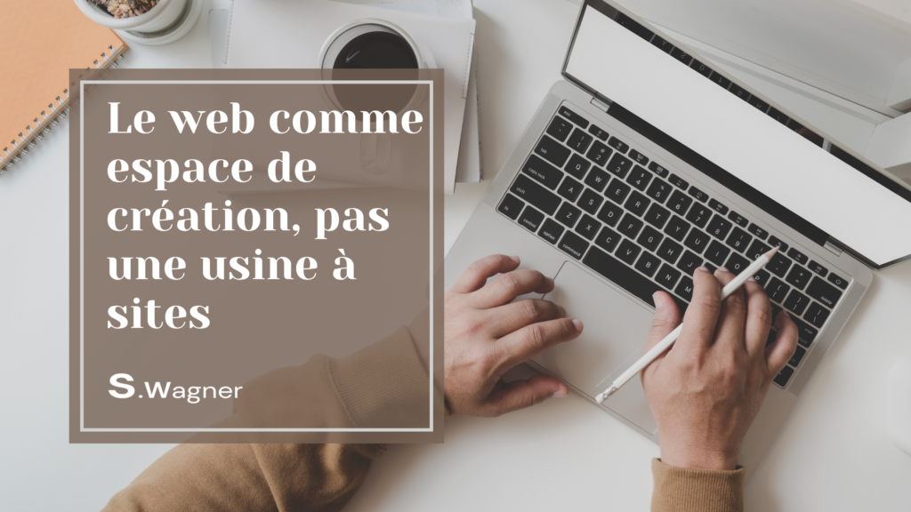 main qui tient un crayon blanc et qui tape sur un clavier d'ordinateur portable
