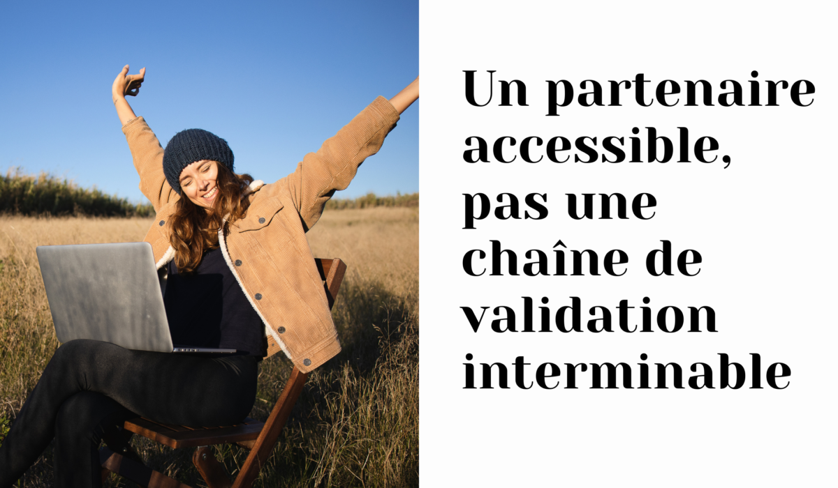 Une femme assise sur une chaise en bois au milieu d'un champs avec un ordinateur sur les genoux